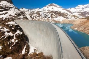The arch dam at Emosson needs precise monitoring